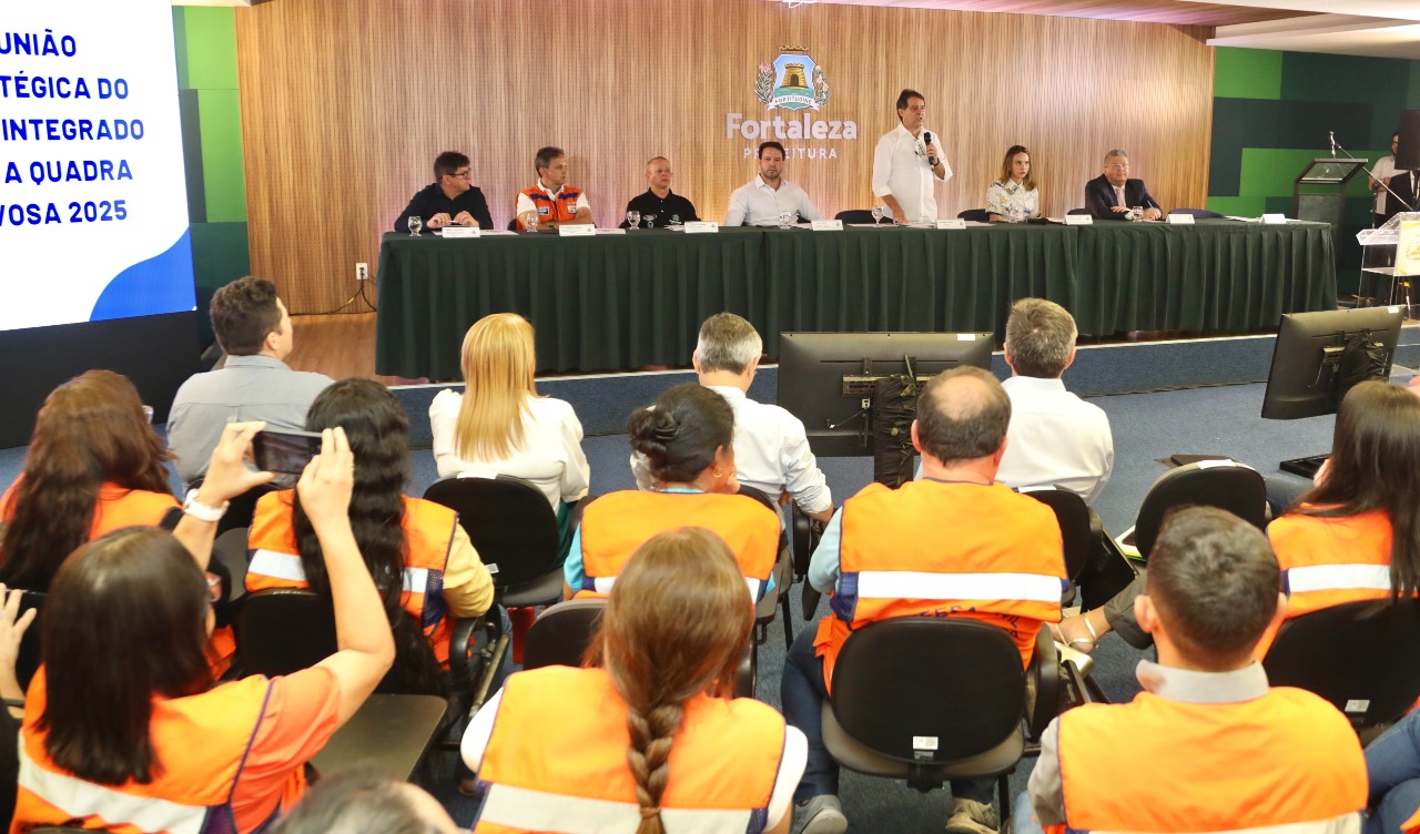 prefeito falando no auditório do paço durante a coletiva
